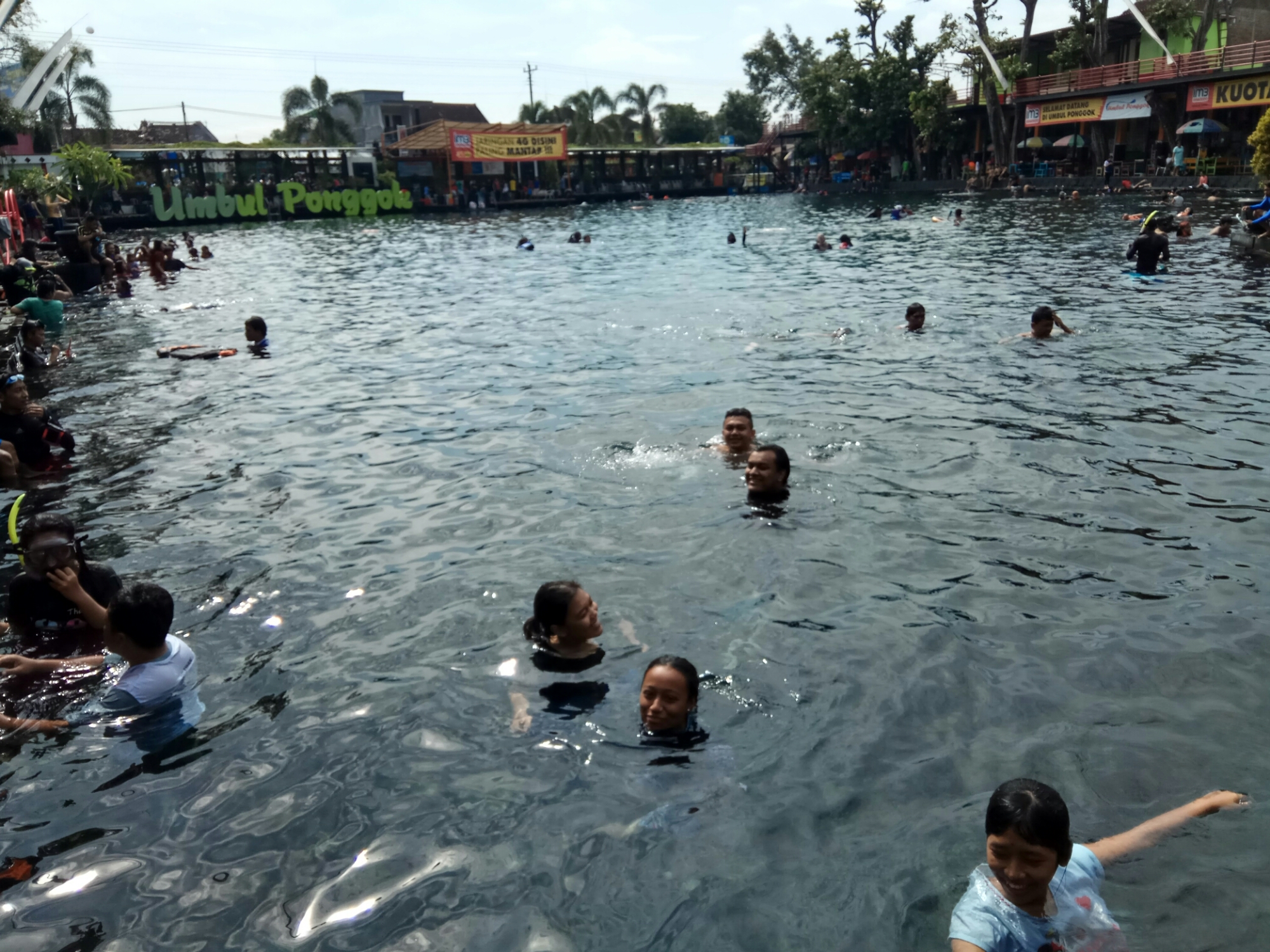 Berenang dan foto-foto di Umbul Ponggok Klaten